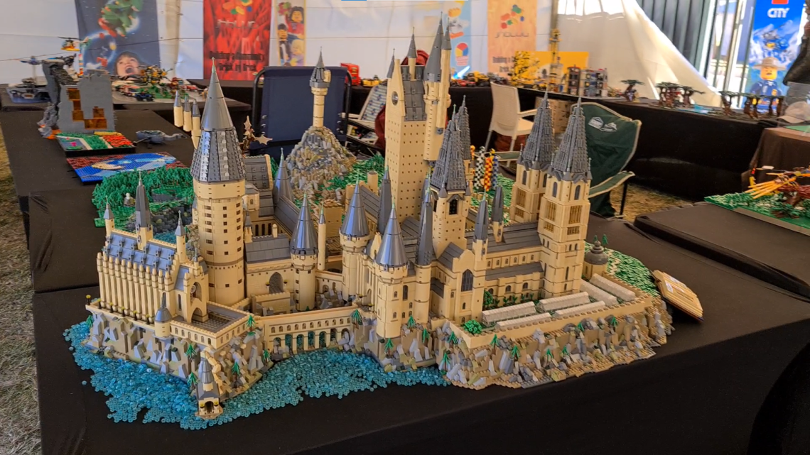 360° view of the Harry Potter Hogwarts Castle… in LEGO